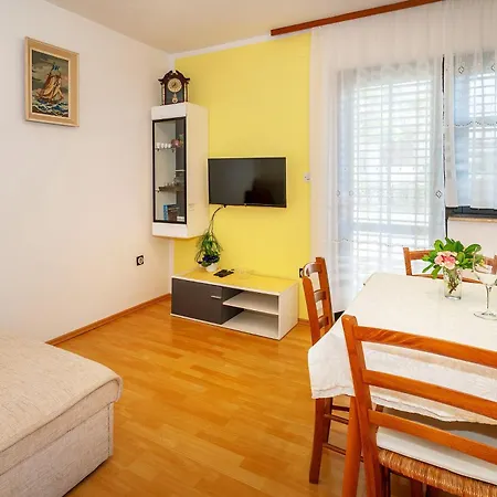 Sucur With Terrace Apartment Baška